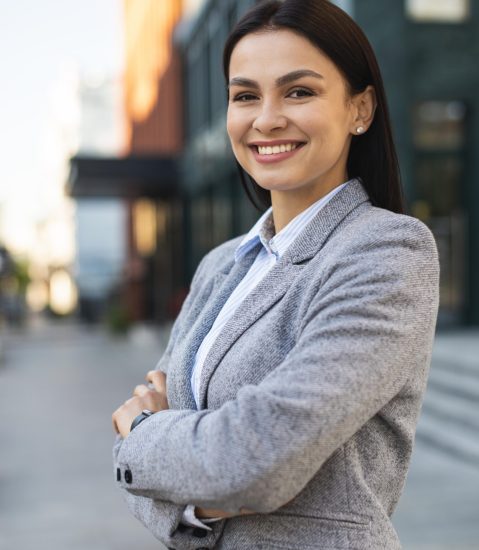smiley-businesswoman-posing-city-with-arms-crossed
